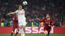 TOPSHOT - Real Madrid's Croatian midfielder Luka Modric (L) heads the ball next to Liverpool's Scottish defender Andrew Robertson during the UEFA Champions League final football match between Liverpool and Real Madrid at the Olympic Stadium in Kiev, Ukraine, on May 26, 2018. (Photo by FRANCK FIFE / AFP) (Photo credit should read FRANCK FIFE/AFP via Getty Images)