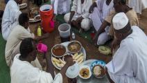 لا إفطار رمضانياً في الشارع العام بسبب كورونا والوضع الاقتصادي (محمود حجاج/الأناضول)