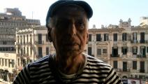 سعدي يوسف في القاهرة ووراءه ميدان طلعت حرب، حزيران 2012 (العربي الجديد)