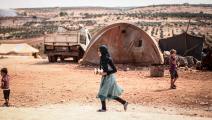 فتاة سورية في مخيم في إدلب (محمد سعيد/ الأناضول)
