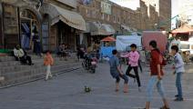 يلعبون كرة القدم في المدينة القديمة في صنعاء (محمد حويس/ فرانس برس)