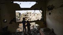 أطفال وسط الدمار في غزة (محمد عابد/ فرانس برس)
