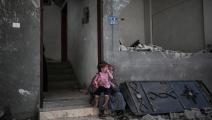 نساء وسط الدمار في غزة (مصطفى حسونة/ الأناضول)
