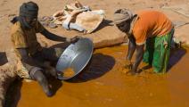 رجال ينقبون عن الذهب في السودان/Getty