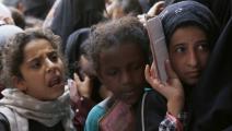 فتيات ينتظرن الحصول على أغذية (محمد حمود/ Getty)