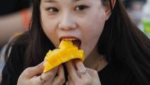 المانجو ليست مجرد ثمرة للأكل فقط في الصين (كريت ساكولناكون/ فرانس برس)