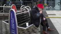 رجل مسن وتدخين في بريطانيا (ماثيو هوروود/ Getty)