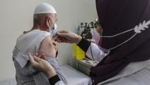 رجل فلسطيني مسن ولقاح كورونا في غزة (محمود عيسى/ Getty)
