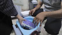 خلال تجهيز لقاحات كورونا في أحد مراكز التطعيم في العراق (أحمد الربيعي/ فرانس برس)