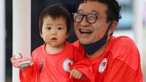 أب وابنه في الصين (مايكل ستيللي/ Getty)