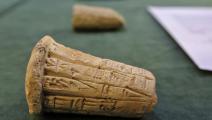 قطع أثرية تحمل كتابة مسمارية استعادها العراق مطلع الشهر الماضي من الولايات المتحدة