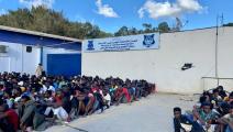 عشرات المهاجرين داخل مركز احتجاز في ليبيا (وزارة الداخلية الليبية)