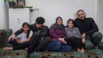 عائلة سورية في مركز الترحيل بالدنمارك (توم ليتل/ فرانس برس)