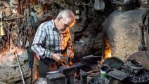رجل مسن يعمل في إيران (دومينيكا زارزجيسكا/ Getty)
