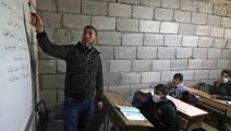 مدرس وتلاميذ في مدرسة شمالي سورية (عارف وتد/ فرانس برس)