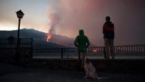 أشخاص يشاهدون ثوران بركان جزيرة لا بالما التابعة لإسبانيا (خورخيه غيريرو/ فرانس برس)