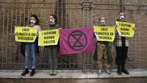ناشطون بيئيون أمام مقر اجتماع مجموعة العشرين في روما (ألبرتو بيتسولي/ فرانس برس)