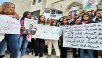 فلسطينيون يعتصمون نصرة للأسرى المضربين عن الطعام في سجون إسرائيل (العربي الجديد)