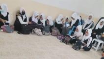 طلاب مدرسة عراقية يجلسون على الأرض لعدم وجود مقاعد (تويتر)