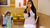 تلميذة إيرانية ولقاح كورونا في إيران (فرانس برس)