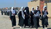 فتيات يتوجّهن إلى المدرسة في مزار شريف في أفغانستان (وكيل كوهسار/ فرانس برس)