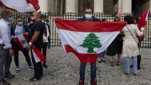 متظاهرون لبنانيون في باريس ضد الفساد السياسي والمالي بلبنان (Getty)
