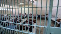معتقلون مصريون في عيادة أحد سجون مصر (محمد الشاهد/ فرانس برس)