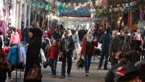 سوريون في سوق في دمشق في سورية (لؤي بشارة/ فرانس برس)