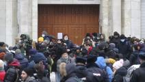 صحافيون أمام محكمة روسية في يناير (سيرغي سافوستيانوف/TASS)