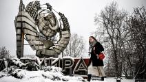 مواطنة روسية بجانب نصب يعود إلى الحقبة السوفييتية في موسكو (ألكسندر نيمينوف/فرانس برس)
