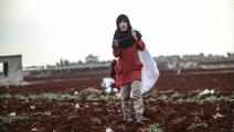 نساء الشمال السوري يستغللن أي فرصة عمل (عز الدين قاسم/ الأناضول)