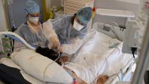 مريض بكورونا يعالج في أحد مستشفيات فرنسا (نيكولاس توكات/ فرانس برس)