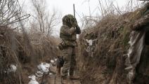 جندي أوكراني على الجبهة في أفديفكا، شرقي أوكرانيا (أناتولي ستيبانوف/فرانس برس)