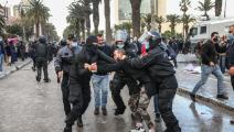 قمعت الشرطة تظاهرة الجمعة في تونس (الشاذلي بن ابراهيم/Getty)