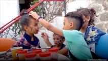 عزيز هاشم والرسم على وجوه أطفال تعز في اليمن 1 (العربي الجديد)