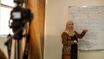 معلّمة لغة كردية تحضّر درساً لنشره إلكترونياً، القامشلي، سورية، نيسان/ أبريل 2020