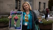 احتجاج والدة ضحية مواد طبية أفيونية في الولايات المتحدة الأميركية (مايكل نيغرو/ Getty)