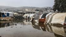 مياه صرف صحي في مخيم للنازحين في إدلب في سورية (عز الدين قاسم/ الأناضول)