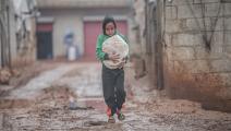 طفل سوري نازح في مخيم في إدلب في سورية (محمد سعيد/ الأناضول)