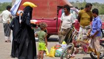 يمنيون نازحون ومساعدات غذائية في اليمن (خالد زياد/ فرانس برس)