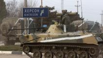دبابة روسية تتجه من القرم نحو مدينة خيرسون (سيرغي مالغافكو/Getty)