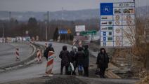 أوكرانيون عند الحدود مع بولندا (Getty)