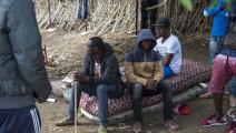 يواجه المهاجرون الأفارقة ظروفاً صعبة في غابة "غوروغو" (فضل سنّا/ فرانس برس) 