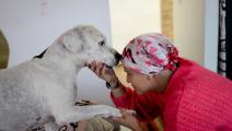 مريضة بالسرطان تلعب مع كلبها (فانيسا جيمينيز ج/ الأناضول)