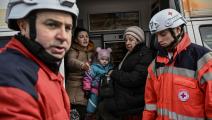 عناصر من الصليب الأحمر وإجلاء مدنيين في أوكرانيا (أريس ميسينيس/ فرانس برس)