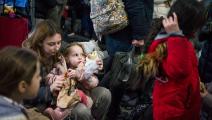 لاجئون أوكرانيون في محطة قطارات وارسو المركزية في بولندا (أتيلا هوسينوف/ Getty)
