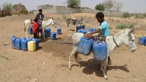 مواطنون يمنيون في محافظة حجة يسعون لتأمين المياه (محمد الوافي/الأناضول)