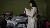 نساء وأطفال حديثو الولادة في قبو مستشفى في كييف في أوكرانيا (كريس ماكغراث/ Getty)