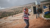 يعاني سكان مخيمات إدلب من الغبار والدخان (محمد سعيد/ الأناضول)