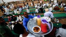 هزات السودان انعكست على المواطنين وإحيائهم رمضان (أشرف شاذلي/ فرانس برس)